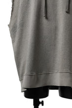 画像をギャラリービューアに読み込む, thomkrom SPLAY DYED SLEEVELESS HOODIE TOPS  / FRENCH TERRY ORGANIC (SAND)