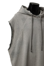 画像をギャラリービューアに読み込む, thomkrom SPLAY DYED SLEEVELESS HOODIE TOPS  / FRENCH TERRY ORGANIC (SAND)