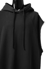 画像をギャラリービューアに読み込む, thomkrom SLEEVELESS HOODIE TOPS  / FRENCH TERRY ORGANIC (BLACK)