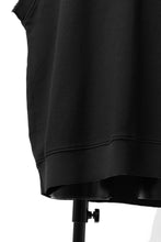 画像をギャラリービューアに読み込む, thomkrom SLEEVELESS HOODIE TOPS  / FRENCH TERRY ORGANIC (BLACK)