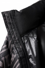 画像をギャラリービューアに読み込む, mastermind WORLD x Rocky Mountain Featherbed STAND DOWN JACKET (BLACK)