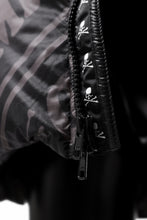 画像をギャラリービューアに読み込む, mastermind WORLD x Rocky Mountain Featherbed STAND DOWN JACKET (BLACK)