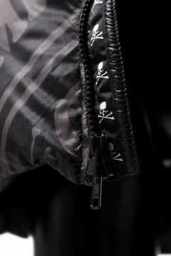 画像をギャラリービューアに読み込む, mastermind WORLD x Rocky Mountain Featherbed STAND DOWN JACKET (BLACK)