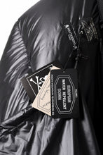 画像をギャラリービューアに読み込む, mastermind WORLD x Rocky Mountain Featherbed STAND DOWN JACKET (BLACK)