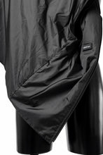 Load image into Gallery viewer, ISAMU KATAYAMA BACKLASH OVER COAT / GARMENT NATURAL DYED WOVEN + ELECTRIC HEATING LINER (SUMI)