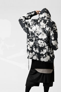 Load image into Gallery viewer, mastermind JAPAN SWEAT HOODIE / BLEACH & TIE DYE (BLACK x WHITE)