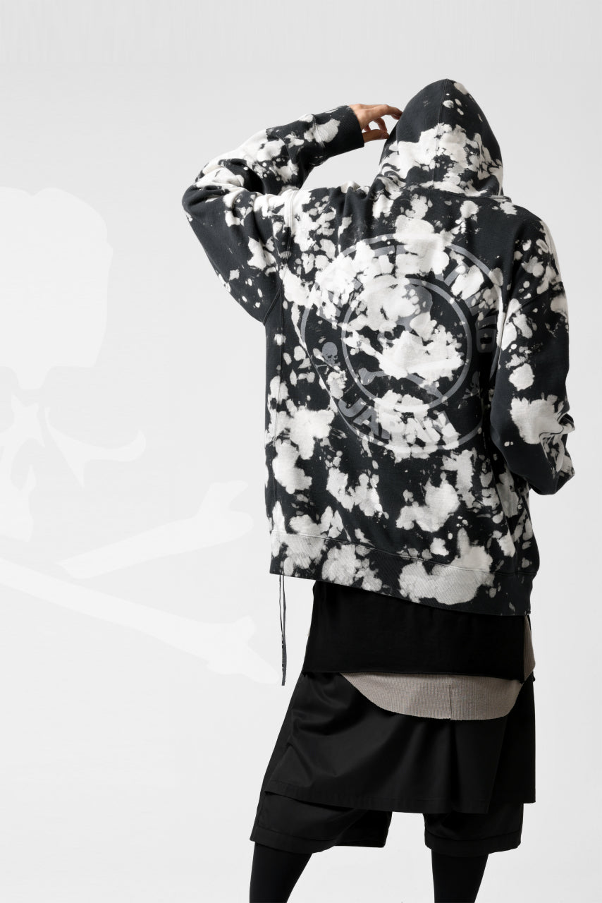 Load image into Gallery viewer, mastermind JAPAN SWEAT HOODIE / BLEACH & TIE DYE (BLACK x WHITE)