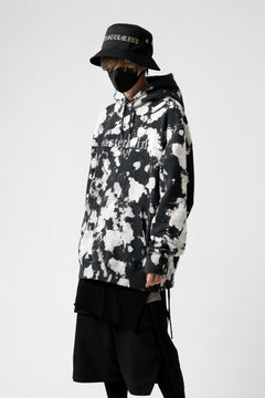 Load image into Gallery viewer, mastermind JAPAN SWEAT HOODIE / BLEACH & TIE DYE (BLACK x WHITE)