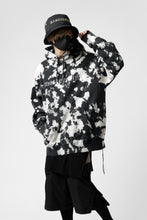 Load image into Gallery viewer, mastermind JAPAN SWEAT HOODIE / BLEACH & TIE DYE (BLACK x WHITE)