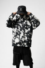 Load image into Gallery viewer, mastermind JAPAN SWEAT HOODIE / BLEACH & TIE DYE (BLACK x WHITE)