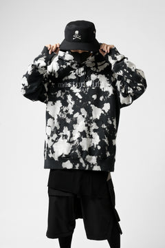 Load image into Gallery viewer, mastermind JAPAN SWEAT HOODIE / BLEACH & TIE DYE (BLACK x WHITE)