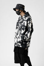 Load image into Gallery viewer, mastermind JAPAN SWEAT HOODIE / BLEACH & TIE DYE (BLACK x WHITE)