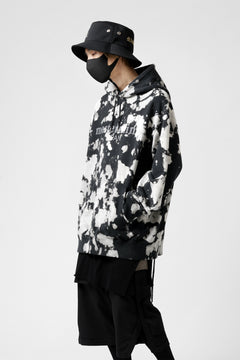 Load image into Gallery viewer, mastermind JAPAN SWEAT HOODIE / BLEACH & TIE DYE (BLACK x WHITE)