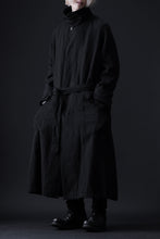 Load image into Gallery viewer, ISAMU KATAYAMA BACKLASH OVER COAT / GARMENT NATURAL DYED WOVEN + ELECTRIC HEATING LINER (SUMI)