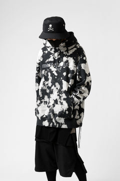 Load image into Gallery viewer, mastermind JAPAN SWEAT HOODIE / BLEACH & TIE DYE (BLACK x WHITE)