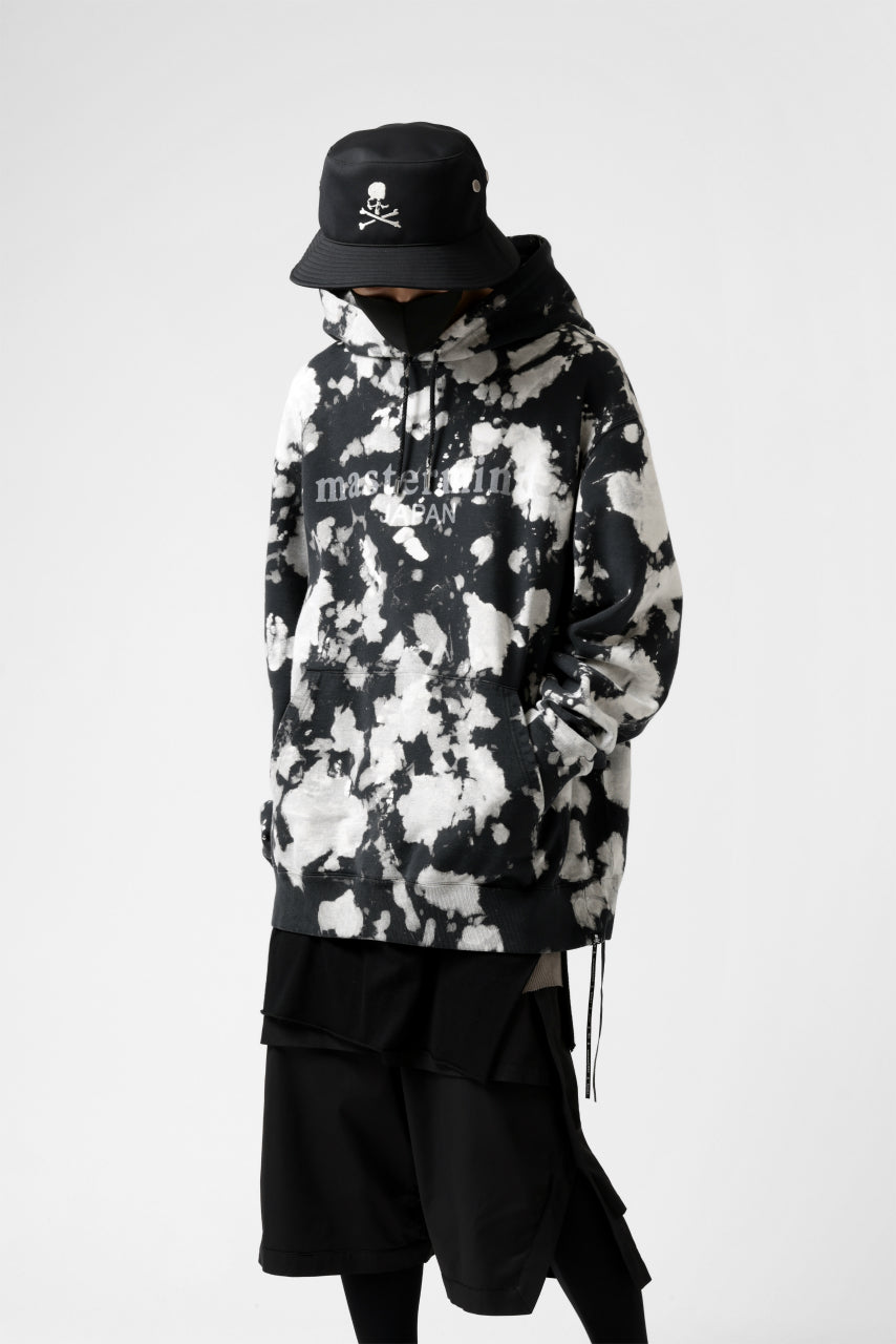 Load image into Gallery viewer, mastermind JAPAN SWEAT HOODIE / BLEACH & TIE DYE (BLACK x WHITE)
