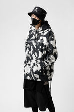 Load image into Gallery viewer, mastermind JAPAN SWEAT HOODIE / BLEACH & TIE DYE (BLACK x WHITE)