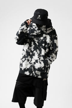 Load image into Gallery viewer, mastermind JAPAN SWEAT HOODIE / BLEACH & TIE DYE (BLACK x WHITE)