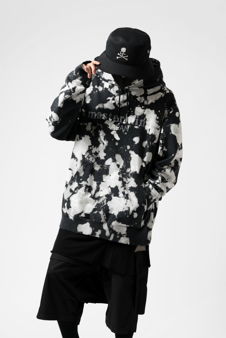 Load image into Gallery viewer, mastermind JAPAN SWEAT HOODIE / BLEACH & TIE DYE (BLACK x WHITE)