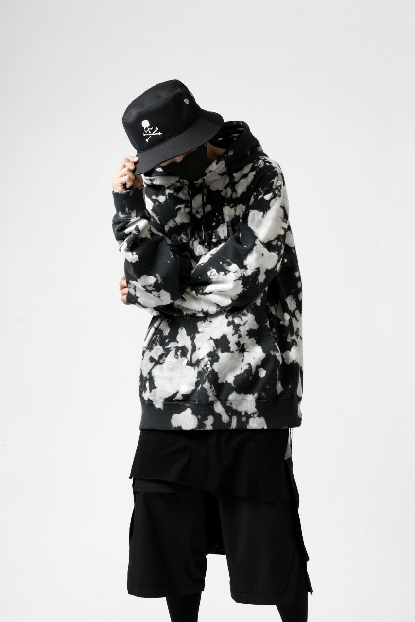 Load image into Gallery viewer, mastermind JAPAN SWEAT HOODIE / BLEACH & TIE DYE (BLACK x WHITE)