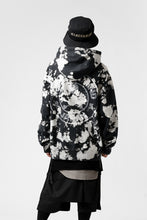 Load image into Gallery viewer, mastermind JAPAN SWEAT HOODIE / BLEACH & TIE DYE (BLACK x WHITE)