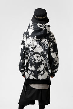 Load image into Gallery viewer, mastermind JAPAN SWEAT HOODIE / BLEACH & TIE DYE (BLACK x WHITE)