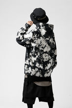 Load image into Gallery viewer, mastermind JAPAN SWEAT HOODIE / BLEACH & TIE DYE (BLACK x WHITE)