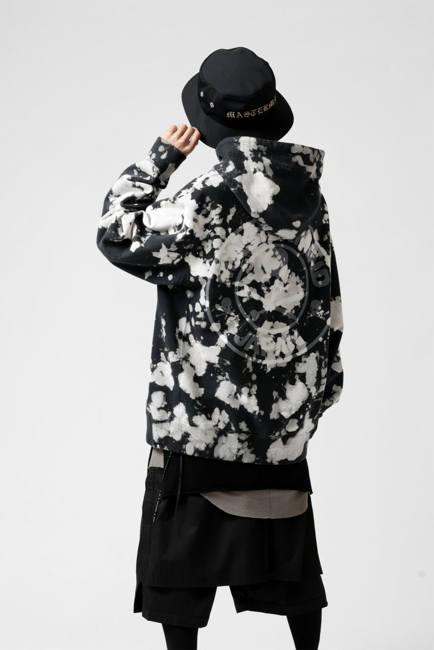 Load image into Gallery viewer, mastermind JAPAN SWEAT HOODIE / BLEACH & TIE DYE (BLACK x WHITE)