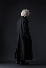 Load image into Gallery viewer, ISAMU KATAYAMA BACKLASH OVER COAT / GARMENT NATURAL DYED WOVEN + ELECTRIC HEATING LINER (SUMI)
