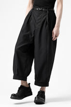 画像をギャラリービューアに読み込む, KLASICA GOSSE 2 TUCKED TROUSERS / DRY BACK TWILL (BLACK)