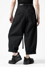 画像をギャラリービューアに読み込む, KLASICA GOSSE 2 TUCKED TROUSERS / DRY BACK TWILL (BLACK)