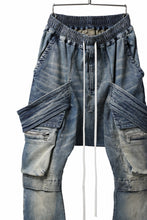 画像をギャラリービューアに読み込む, A.F ARTEFACT FLAP-DETAIL SLIM CARGO PANTS / FADED AGEING DENIM (BLUE)