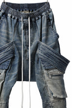 画像をギャラリービューアに読み込む, A.F ARTEFACT FLAP-DETAIL SLIM CARGO PANTS / FADED AGEING DENIM (BLUE)