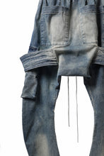 画像をギャラリービューアに読み込む, A.F ARTEFACT FLAP-DETAIL SLIM CARGO PANTS / FADED AGEING DENIM (BLUE)
