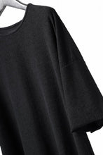 Load image into Gallery viewer, ISAMU KATAYAMA BACKLASH RANDOM PILE FABRIC SHORT SLEEVE CUT & SEWN (BLACK)