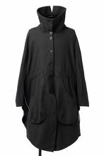 画像をギャラリービューアに読み込む, SOSNOVSKA VOLUMETRIC CAPE COAT (BLACK)