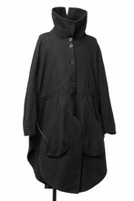 画像をギャラリービューアに読み込む, SOSNOVSKA VOLUMETRIC CAPE COAT (BLACK)