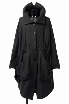 画像をギャラリービューアに読み込む, SOSNOVSKA VOLUMETRIC CAPE COAT (BLACK)