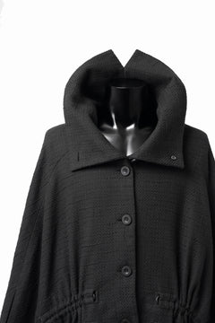 画像をギャラリービューアに読み込む, SOSNOVSKA VOLUMETRIC CAPE COAT (BLACK)