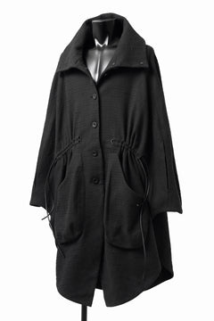 画像をギャラリービューアに読み込む, SOSNOVSKA VOLUMETRIC CAPE COAT (BLACK)