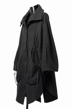 画像をギャラリービューアに読み込む, SOSNOVSKA VOLUMETRIC CAPE COAT (BLACK)