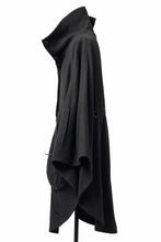 画像をギャラリービューアに読み込む, SOSNOVSKA VOLUMETRIC CAPE COAT (BLACK)