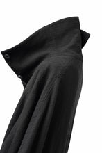 画像をギャラリービューアに読み込む, SOSNOVSKA VOLUMETRIC CAPE COAT (BLACK)