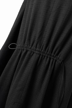 画像をギャラリービューアに読み込む, SOSNOVSKA VOLUMETRIC CAPE COAT (BLACK)