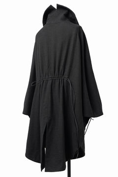 画像をギャラリービューアに読み込む, SOSNOVSKA VOLUMETRIC CAPE COAT (BLACK)