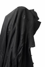 画像をギャラリービューアに読み込む, SOSNOVSKA VOLUMETRIC CAPE COAT (BLACK)