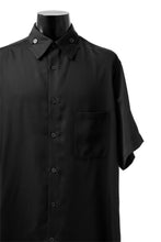Load image into Gallery viewer, Y's BANG ON! No.145 HOLLOWED OUT COLLAR SHORT SLEEVE SHIRT / CUPRA DUNGAREE TWILL (BLACK)