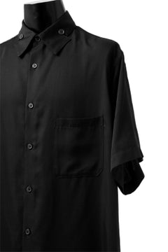 Load image into Gallery viewer, Y's BANG ON! No.145 HOLLOWED OUT COLLAR SHORT SLEEVE SHIRT / CUPRA DUNGAREE TWILL (BLACK)