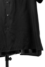Load image into Gallery viewer, Y's BANG ON! No.145 HOLLOWED OUT COLLAR SHORT SLEEVE SHIRT / CUPRA DUNGAREE TWILL (BLACK)