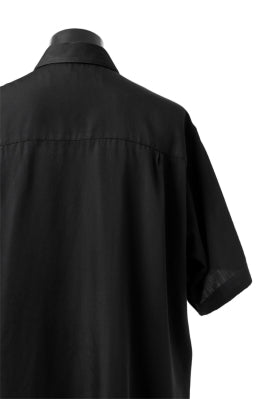 Load image into Gallery viewer, Y's BANG ON! No.145 HOLLOWED OUT COLLAR SHORT SLEEVE SHIRT / CUPRA DUNGAREE TWILL (BLACK)